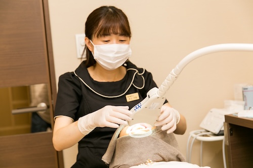 博多で医療ホワイトニングの施術を受ける様子