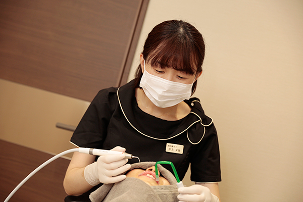 歯のクリーニングをする歯科衛生士