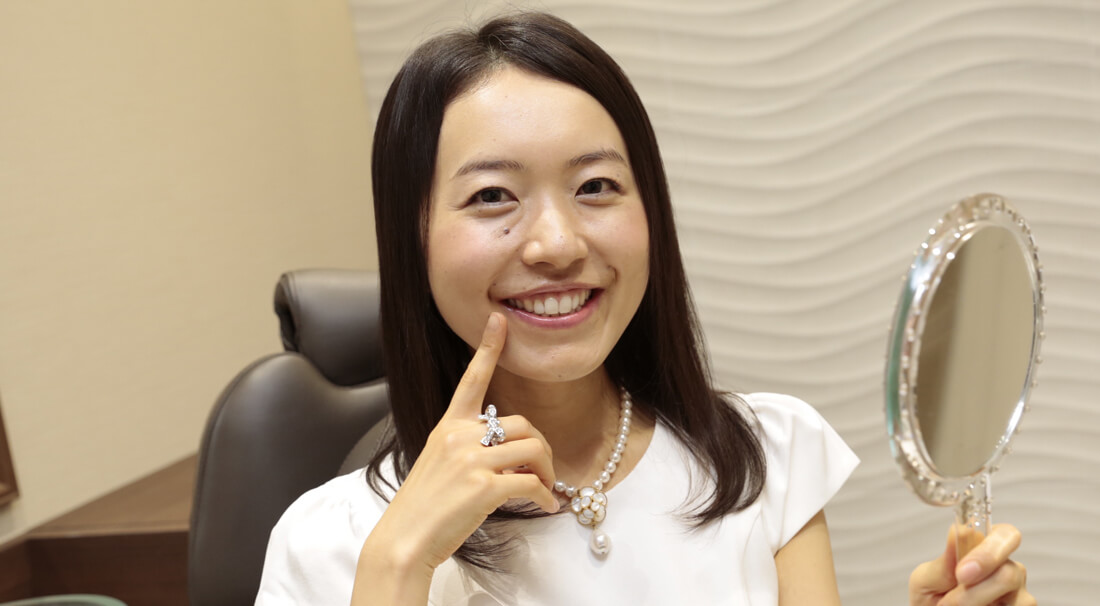 歯が白い笑顔の美人な女性