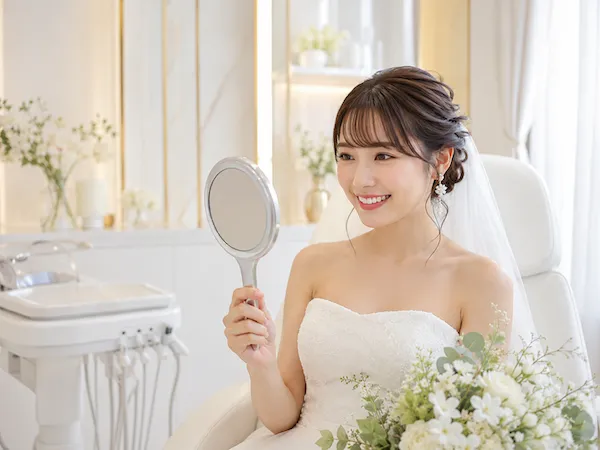 結婚式前に歯の白さを確認するブライダルホワイトニングのイメージ
